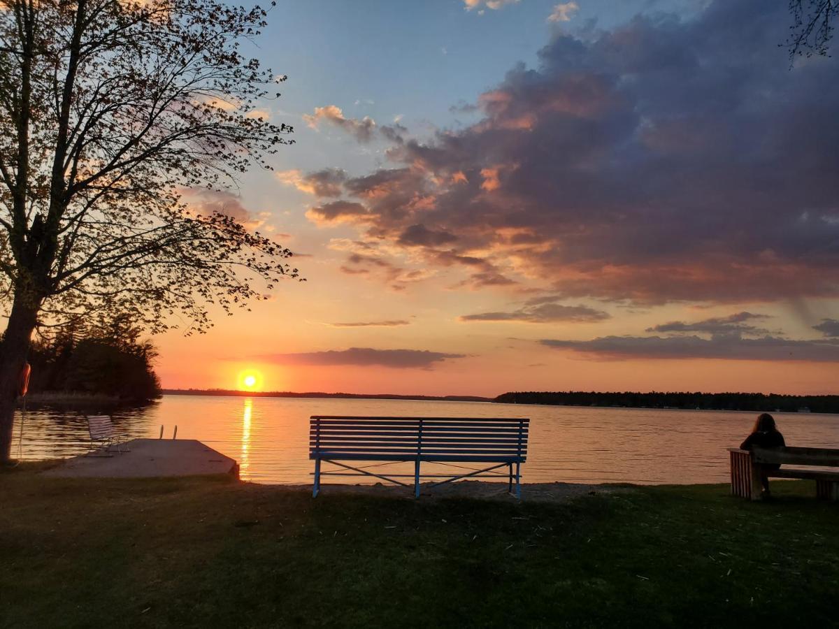 Fun Place With A Sandy Beach For Swimming, Boating, And Fishing, Featuring 3 Available Cabins Fenelon Falls Extérieur photo