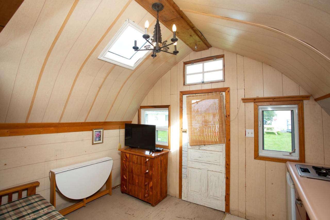 Fun Place With A Sandy Beach For Swimming, Boating, And Fishing, Featuring 3 Available Cabins Fenelon Falls Extérieur photo