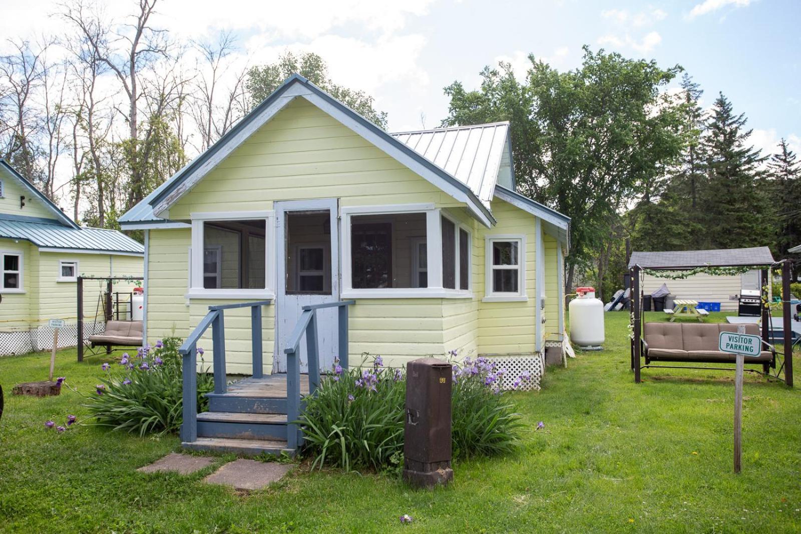 Fun Place With A Sandy Beach For Swimming, Boating, And Fishing, Featuring 3 Available Cabins Fenelon Falls Extérieur photo