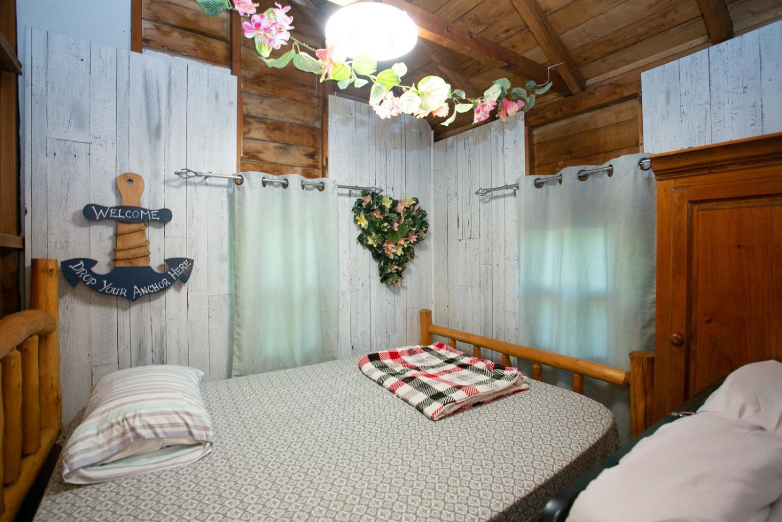 Fun Place With A Sandy Beach For Swimming, Boating, And Fishing, Featuring 3 Available Cabins Fenelon Falls Extérieur photo