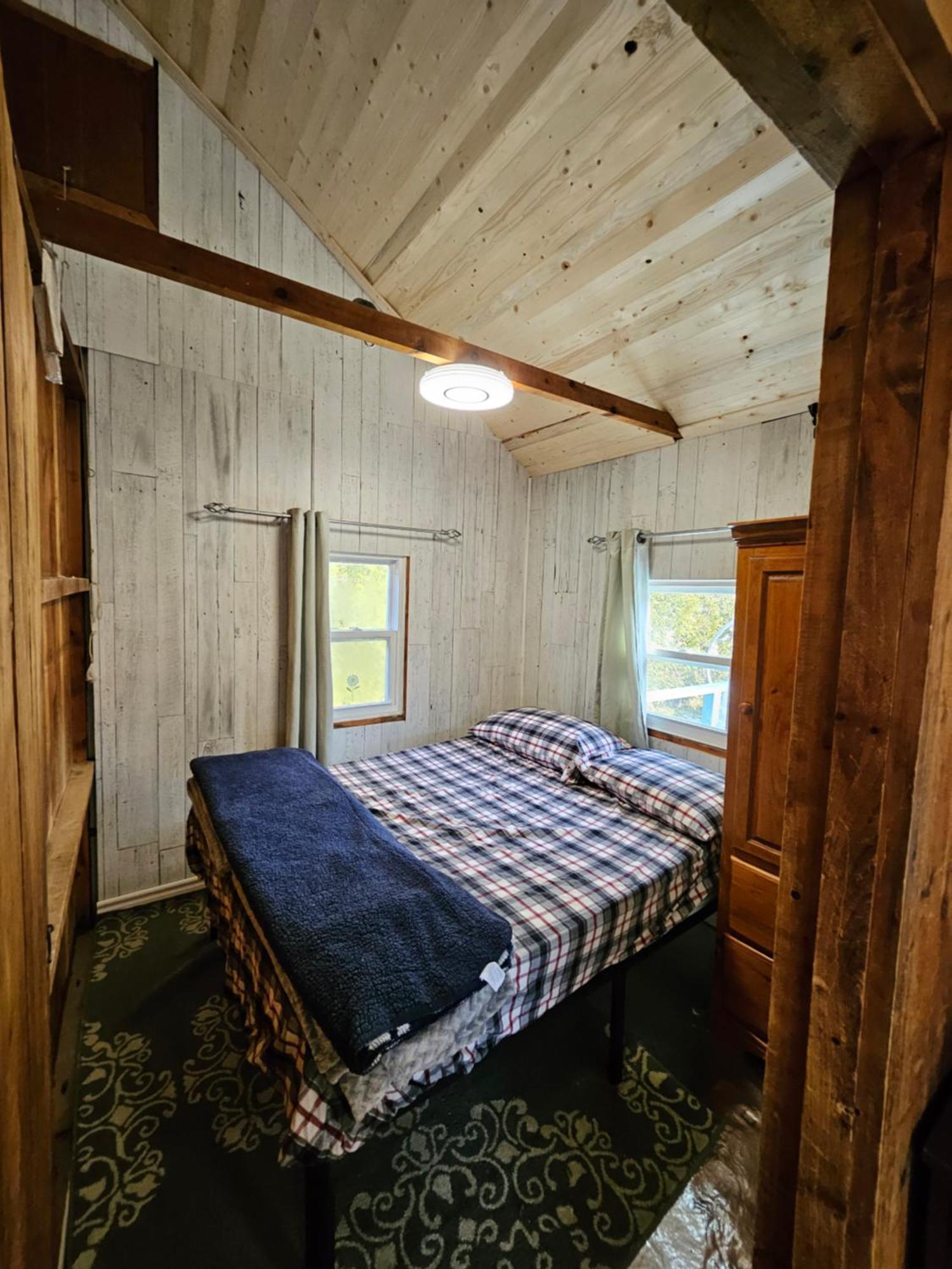 Fun Place With A Sandy Beach For Swimming, Boating, And Fishing, Featuring 3 Available Cabins Fenelon Falls Extérieur photo