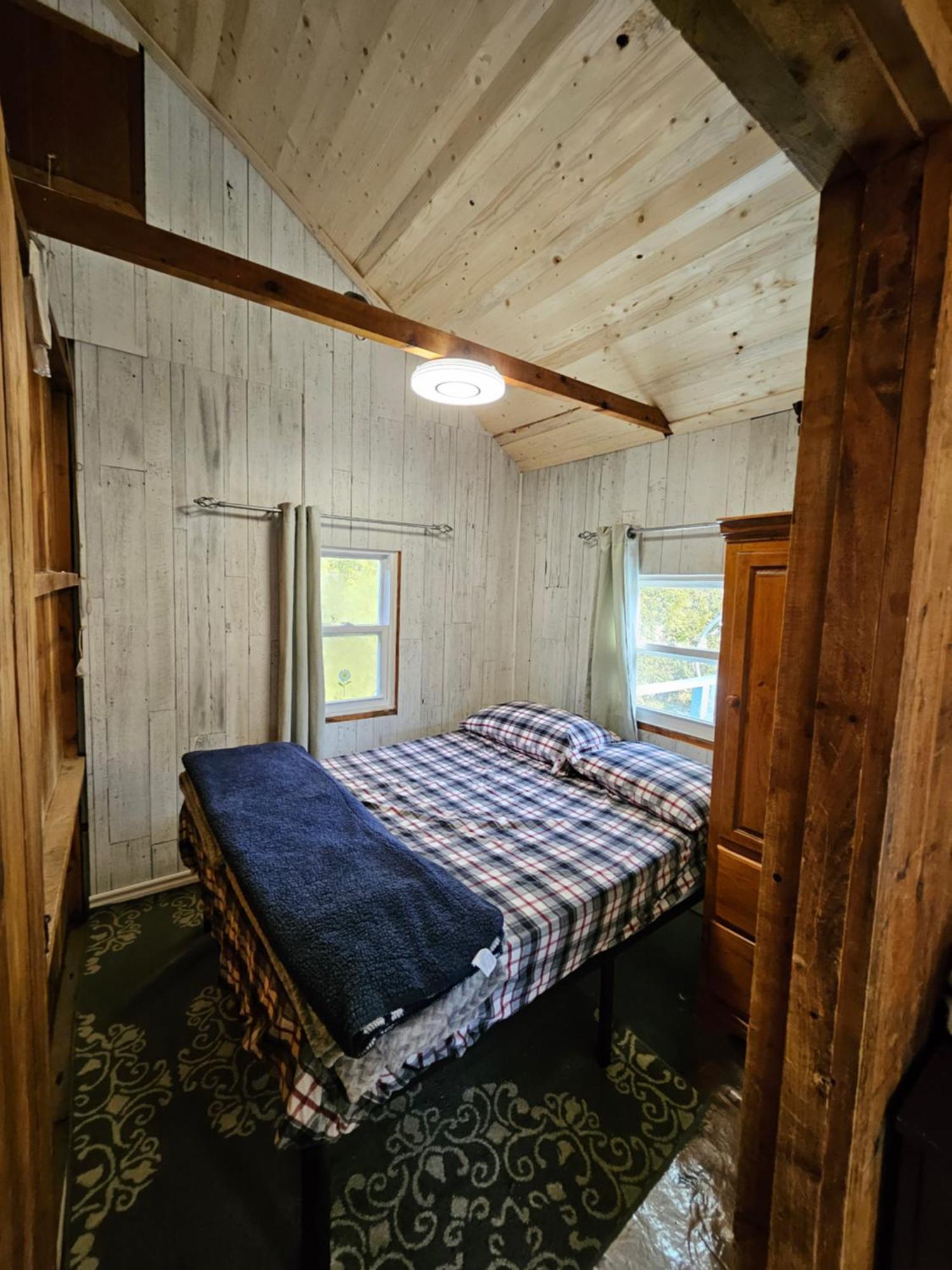 Fun Place With A Sandy Beach For Swimming, Boating, And Fishing, Featuring 3 Available Cabins Fenelon Falls Extérieur photo