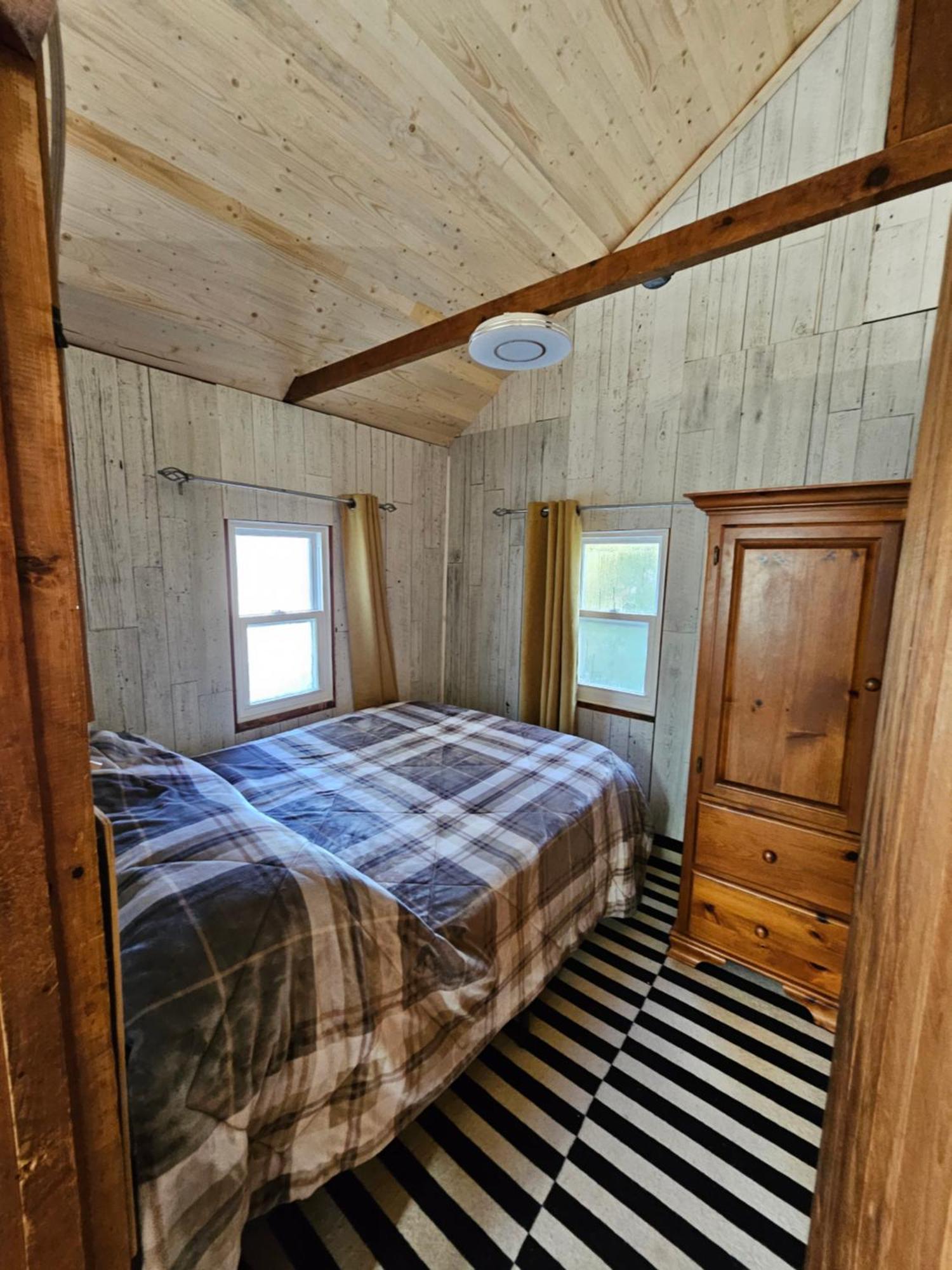 Fun Place With A Sandy Beach For Swimming, Boating, And Fishing, Featuring 3 Available Cabins Fenelon Falls Extérieur photo